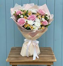Букет цветов из:  Гвоздики, Орхидеи и Розы в Сергиевский