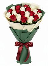 Букет Микс из красных и белых роз в Сергиевский