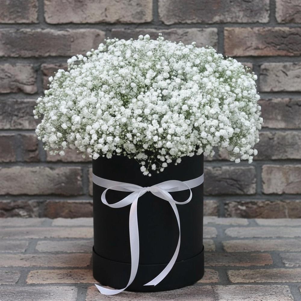 Цветочная композиция из Гипсофила в шляпной коробке в Сергиевский