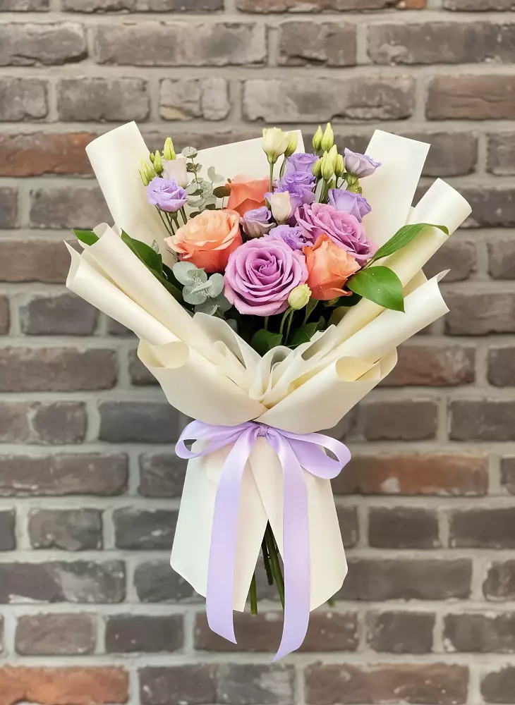 Букет цветов из: Лизиантусы и Розы в Сергиевский