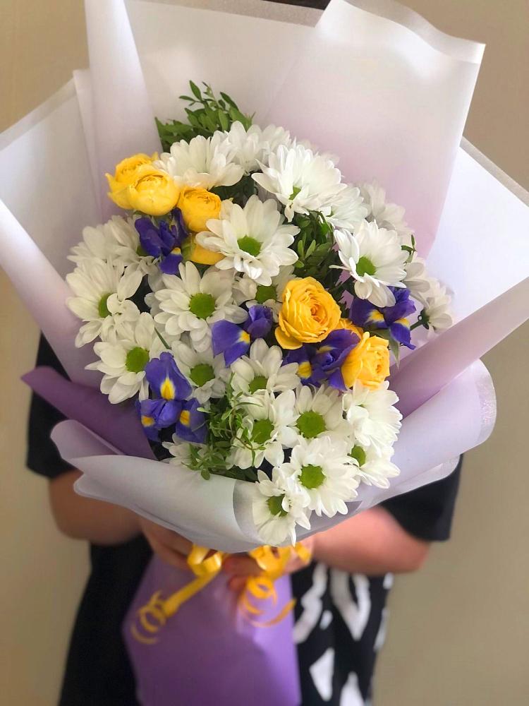 Букет цветов из: Ирисы, Хризантемы и Розы в Сергиевский