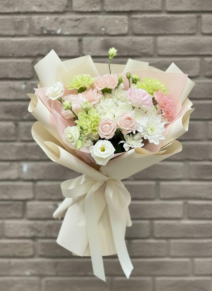 Букет цветов из: Гвоздики, Розы, Лизиантусы и Хризантемы в Сергиевский