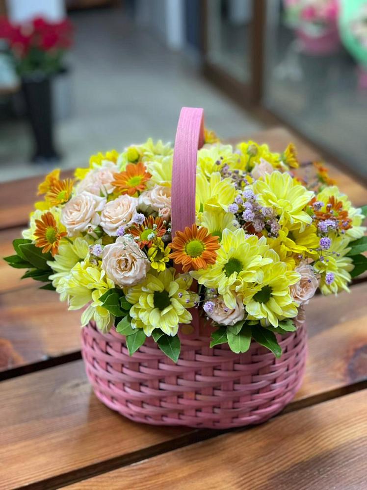 Цветочная композиция из Хризантемы и Розы в корзине в Сергиевский