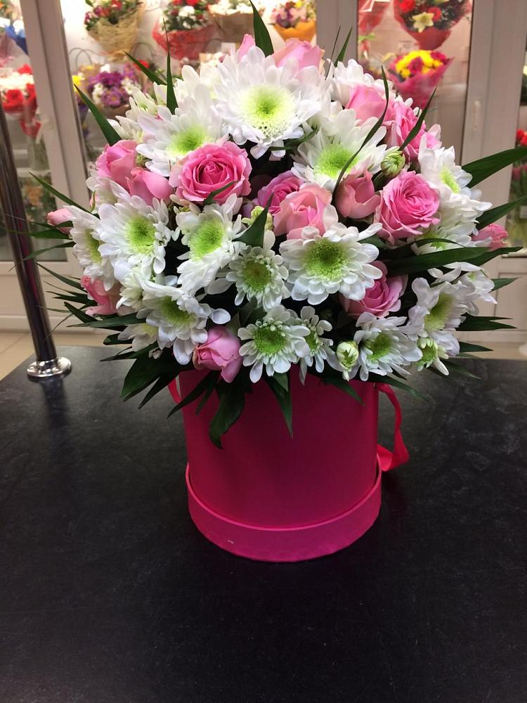 Цветочная композиция из Розы и Хризантемы в шляпной коробке в Сергиевский