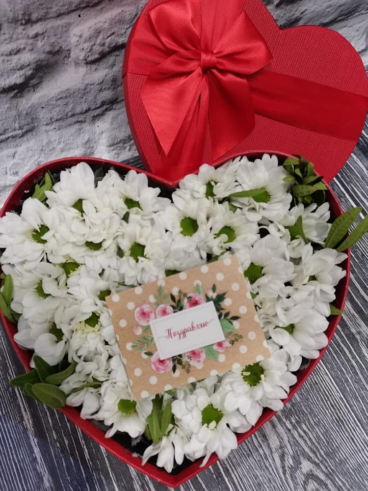 Цветочная композиция из Хризантемы в виде сердца в Сергиевский