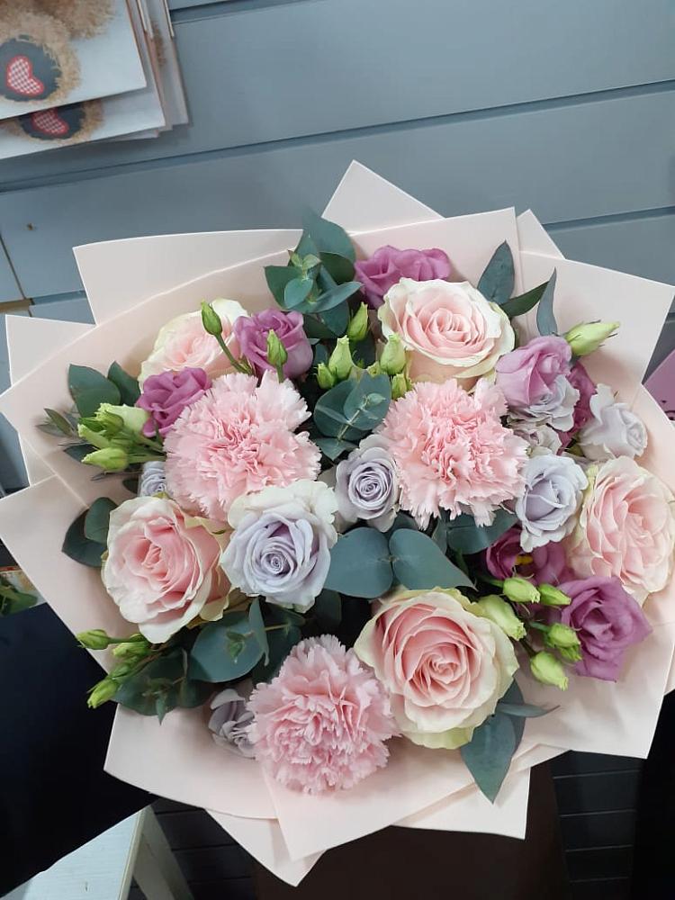 Букет цветов из: Розы, Гвоздики и Лизиантусы в Сергиевский